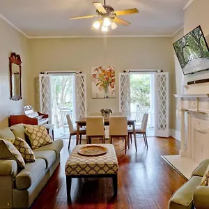Comfortable Escape In Historic Downtown Bed & Breakfast Savannah